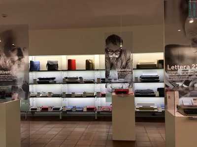 ...troviamo lo spazio dedicato all�Olivetti, la macchina per scrivere italiana per eccellenza